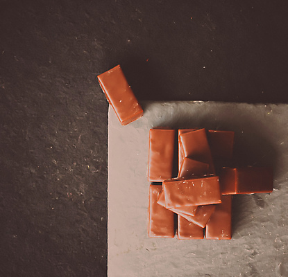 포토 JPG 해외이미지 조각 디저트 사람없음 하이앵글 갈색 초콜릿 돌판 해외포토 음식 뷰포인트 컬러 돌_바위 파일형식