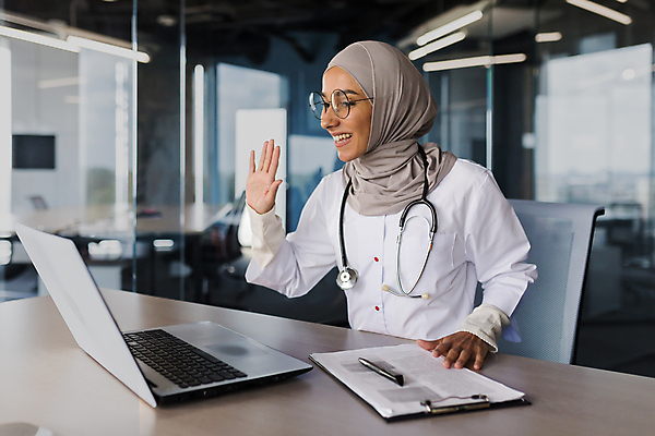 포토 JPG 해외이미지 직업 행복 통신 회의 거리 건강 병원 한명 치료 노트북 컴퓨터 약 카메라 건강관리 환자 간호사 의사 작업 센터 어플리케이션 질병 연결 이슬람교 무선전화기 긍정 부름 멀리 온라인 동영상 돌봄 조언 헬프 가상 카피스페이스 해외202309 해외포토 1 감정 종교 컨셉 비즈니스 의학 모션 관리 사람 전자제품 공백 의료진 도움 전화기 파일형식