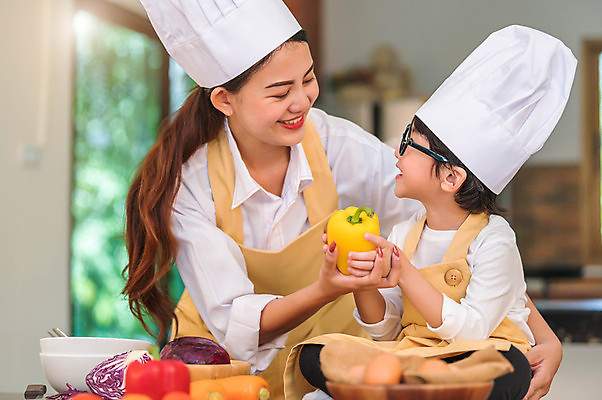 포토 JPG 해외이미지 여자 남자 어린이 파프리카 실내 요리 들기 동양인 소년 상반신 성인 두명 앞모습 옆모습 주방 즐거움 해외포토 감정 뷰포인트 채소 모션 사람 인종 내부 파일형식