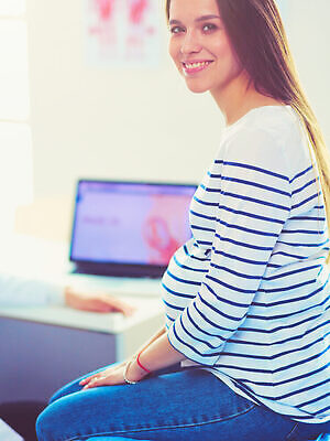 포토 JPG 해외이미지 직업 응시 여자 청진기 건강 병원 대화 한명 노트북 약 듣기 시험 환자 의사 흰색 긴급 가리킴 기록 질병 구조원 문서 약속 처방 방문 문제 돌봄 물리치료사 서류판 소아과의사 심장병 해외202309 해외포토 1 시선 교육 컬러 의학 의료기기 모션 말하기 사람 손짓 전자제품 사무용품 의료진 치료사 파일형식