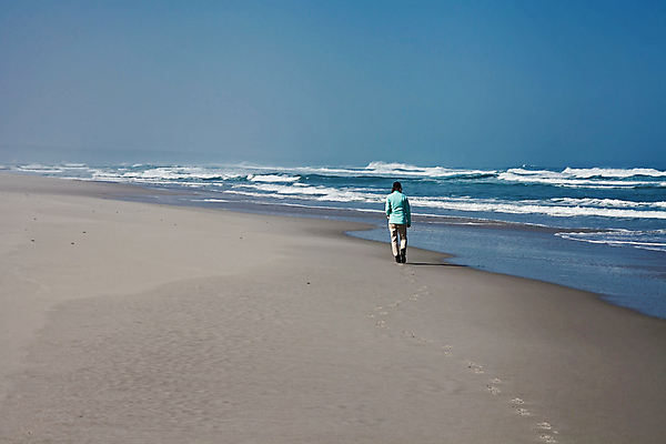 포토 JPG 해외이미지 1 라이프스타일 계절 여자 모래 파도 바다 여행 자연 하늘 휴가 휴식 건강 한명 사람 해변 사람없음 야외 물 파란색 햇빛 여행객 평화 걷기 침묵 산책 자유 고독 내추럴 혼자 해외202309 해외포토 자연요소 감정 컬러 컨셉 모션 생활 태양 소리 생태계 파일형식