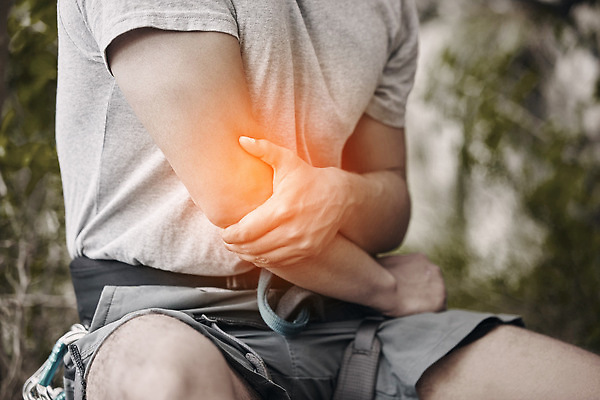 포토 JPG 해외이미지 남자 근육 한명 앉기 상반신 성인 옆모습 운동복 고통 잡기 상처 근육통 팔꿈치 성인남자한명만 강조 해외202309 해외포토 1 옷 감정 뷰포인트 모션 사람 신체부위 팔 남자한명만 성인남자만 파일형식