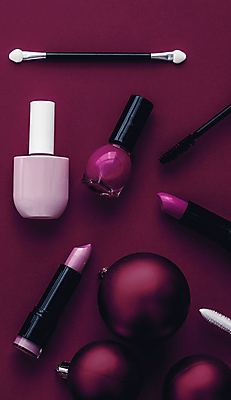 포토 JPG 해외이미지 사람없음 하이앵글 화장품 자주색 오브젝트 매니큐어 오너먼트 해외202309 해외포토 뷰포인트 컬러 크리스마스장식 뷰티 파일형식