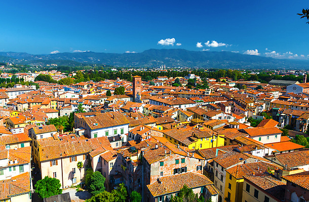 포토 JPG 해외이미지 외관 유럽 여행 건축양식 하늘 지붕 산 거리 주택 안테나 풍경 사람없음 야외 건물 빨간색 여름 도시풍경 성당 교회 탑 맑음 이탈리아 도시 센터 중세 역사 타일 언덕 좁은 타운 스카이라인 랜드마크 옛날 토스카나 해외202309 해외포토 건축물 계절 건축 나라 컬러 통신 종교건축 날씨 파일형식