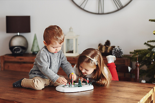 포토 JPG 해외이미지 나무 모델 어린이 크리스마스 겨울 전구 가족 놀이 휴가 새로움 선물 소년 두명 장식 장난감 조각상 숫자 얼음 축제 미니어처 피규어 추위 스케이팅 도자기 12월 연도 서리 보케 점토 언니 공평 남동생 핸드메이드 해외202309 해외포토 자연요소 식물 문자 계절 기념일 남자 컨셉 관계 겨울스포츠 사람 조형물 모형 날짜 자매 동생 파일형식