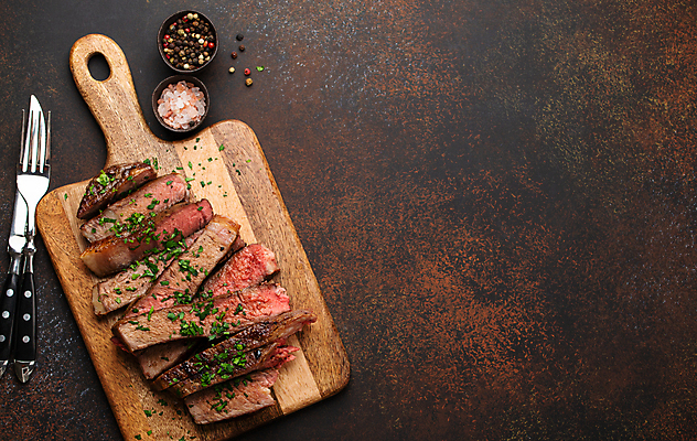 포토 JPG 해외이미지 단면 육류 스테이크 사람없음 신선 나이프 슬라이스 소금 나무도마 통후추 나무배경 해외202309 해외포토 식기 백그라운드 식재료 도마 서양음식 목재 칼 후추 파일형식