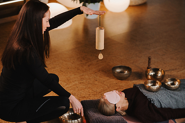 포토 JPG 해외이미지 여자 휴식 들기 상반신 성인 두명 옆모습 눕기 고요 명상 안대 풍경종 성인여자만 싱잉볼 차분 해외202309 해외포토 뷰포인트 컨셉 모션 사람 종 불교용품 여자만 성인만 파일형식