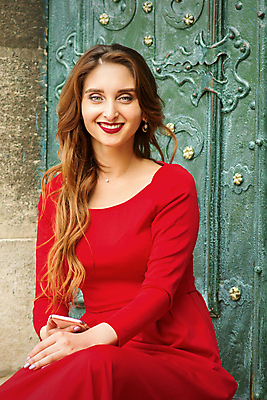 포토 JPG 해외이미지 백인 응시 여자 행복 벽 여행 휴가 거리 한명 앉기 상반신 성인 앞모습 빨간색 스마트폰 여행객 여행가방 도시 우아함 성인여자한명만 해외202309 해외포토 서양인 1 시선 감정 뷰포인트 컬러 컨셉 가방 모션 사람 핸드폰 스마트기기 여자한명만 성인여자만 파일형식