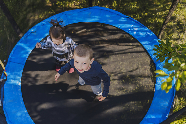 포토 JPG 해외이미지 행복 어린이 포즈 장난 청소년 놀이 주택 건강 안전 사람 소년 야외 두명 10대 달리기 운동 뷰티 점프 기쁨 에너지 자유 놀이터 항공촬영 교외 뒤뜰 튕기기 해외202309 해외포토 남자 감정 뷰포인트 컨셉 모션 건물 파일형식