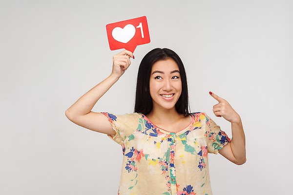 포토 JPG 해외이미지 여자 말풍선 한명 들기 동양인 상반신 성인 앞모습 회색 하트 가리킴 성인여자한명만 해외202309 해외포토 모양 1 뷰포인트 컬러 모션 사람 인종 손짓 여자한명만 성인여자만 파일형식