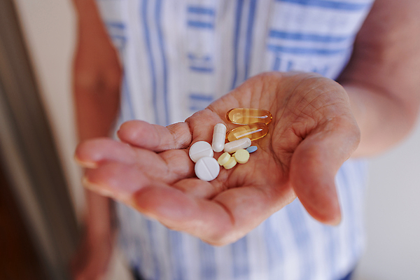 포토 JPG 해외이미지 백인 라이프스타일 손 할머니 뼈 건강 설명 사람 성인 사람없음 치료 알약 약 고통 환자 잡기 질병 약국 처방 테라피 돌봄 옛날 칼슘 항생제 해외202309 해외포토 서양인 여자 노년 감정 의학 모션 생활 신체부위 뷰티 파일형식