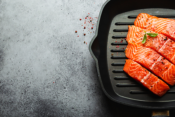 포토 JPG 해외이미지 사람없음 하이앵글 프라이팬 연어요리 해외202309 해외포토 음식 뷰포인트 주방용품 연어 파일형식