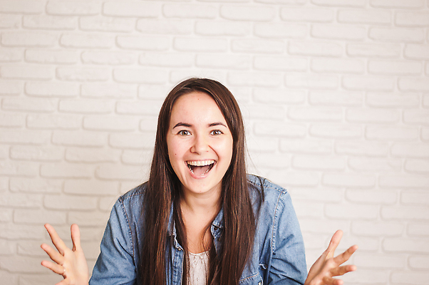 포토 JPG 해외이미지 백인 모델 1 학생 라이프스타일 헤어스타일 응시 여자 행복 감정 얼굴 백그라운드 셔츠 성공 갈색머리 실내 한명 서기 미소 사람 청춘 뷰티 유행 기쁨 표현 최고 흥분 긍정 보여주기 스타일 카피스페이스 해외202309 해외포토 서양인 시선 컨셉 상의 모션 표정 내부 생활 신체부위 공백 파일형식