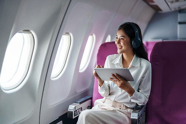 포토 JPG 해외이미지 직업 라이프스타일 여자 이어폰 여행 의자 비즈니스 사업가 창문 교실 교통시설 모바일 휴가 비행기 한명 사람 앉기 노트북 스마트폰 핸드폰 컴퓨터 헤드폰 듣기 업무 작업 사이버 무선전화기 항공 제트기 승객 대패 해외202309 해외포토 1 교육 음향기기 가구 교통 학교 항공교통 모션 대중교통 생활 전자제품 스마트기기 전화기 시설 파일형식