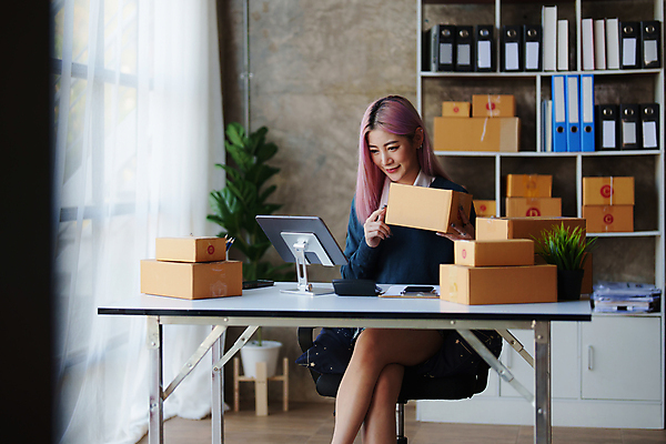 포토 JPG 해외이미지 여자 사업가 한명 들기 앉기 상반신 성인 앞모습 태블릿 다리꼬기 작업 비즈니스우먼 사장 택배상자 화상통화 성인여자한명만 해외202309 해외포토 직업 1 뷰포인트 비즈니스 모션 사람 전자제품 스마트기기 상자 직장인 택배 통화 여자한명만 성인여자만 파일형식