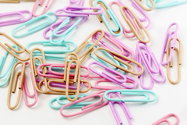 포토 JPG 해외이미지 교육 종이 컬러 백그라운드 비즈니스 학교 문구용품 사람없음 빨간색 초록색 파란색 스터디 컬러풀 사무실 노란색 금속 공책 공백 장비 흰색 공구 업무 그룹 닫기 편지지 오브젝트 흰배경 잠금 클립 페이지 고정 고립 공급 해외202309 해외포토 모션 재질 학습 도구 작업 편지 보안 파일형식