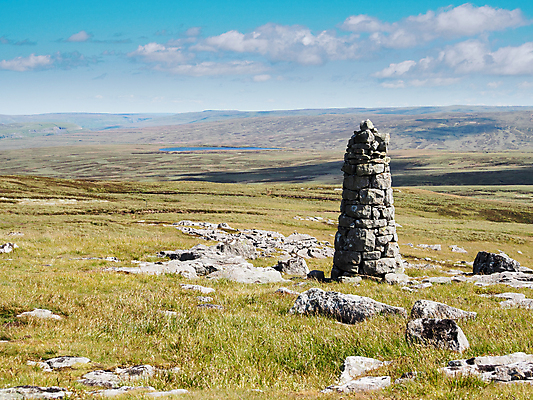 포토 JPG 해외이미지 공원 여행 자국 자연 잉글랜드 파노라마 풍경 사람없음 야외 여행객 걷기 하이킹 시골 오솔길 요크셔테리어 청소 언덕 지역 멀리 고립 돌무덤 선로 울퉁불퉁 전국 해외202309 해외포토 공공시설 길 모션 레저 영국 촬영기법 사람 무덤 테리어 생태계 파일형식