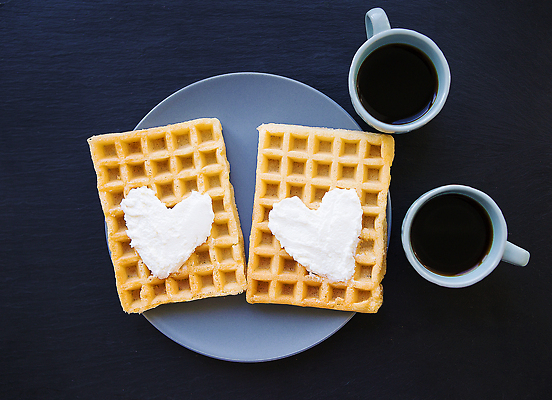 포토 JPG 해외이미지 접시 음식 백그라운드 아침 디저트 따뜻함 건강 사람없음 갈색 쌓기 과자 초콜릿 검은색 빵집 흰색 신선 황금 달콤 맛 아침식사 굽기 먹기 크림 정사각형 토핑 시럽 칼로리 와플 점심식사 고립 바닐라 페스츄리 캐러멜 맛있는 해외202309 해외포토 주간 도형 식기 빵 컬러 컨셉 모션 상점 식사 구이 파일형식