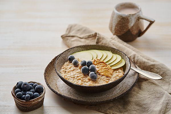 포토 JPG 해외이미지 음식 사람없음 아침식사 사과 블루베리 슬라이스 코코아 오트밀 해외202309 해외포토 음료 과일 식사 파일형식 귀리