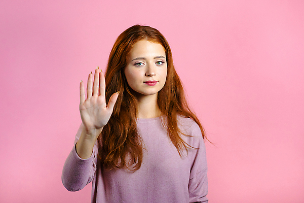 포토 JPG 해외이미지 스튜디오촬영 모델 손 응시 여자 감정 백그라운드 컨셉 청소년 갈색머리 실내 손바닥 한명 서기 사람 손짓 20대 성인 가로 뷰티 금지 분노 표현 자신감 충돌 거절 심볼 사인 신호 문제 보여주기 히스패닉 고립 그만 심각 제어 해외202309 해외포토 1 헤어스타일 시선 모션 청년 내부 신체부위 파일형식