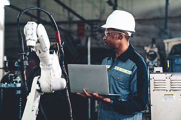 포토 JPG 해외이미지 남자 산업 공장 노동자 고글 작업복 들기 상반신 성인 옆모습 노트북 기계 과학기술 작업 엔지니어 안전모 프로그래밍 해외202309 해외포토 직업 옷 뷰포인트 공업 모션 기술 사람 전자제품 기술자 헬멧 안전장비 개발 파일형식