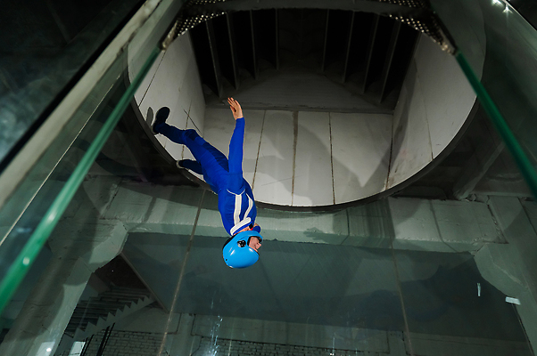 포토 JPG 해외이미지 1 스포츠 운동화 이동 유니폼 신체 모션 유리 수업 바람 실내 한명 정장 취미 세로 파란색 운동 강사 흐름 우주비행사 투명 개울 터널 보호 연결 헬멧 스카이다이빙 항공 역동적 튜브 곡예비행 중력 혼자 해외202309 해외포토 자연요소 직업 옷 교육 길 컬러 신발 컨셉 재질 날씨 건강 사람 내부 강 우주 비행 보호장비 익스트림스포츠 파일형식