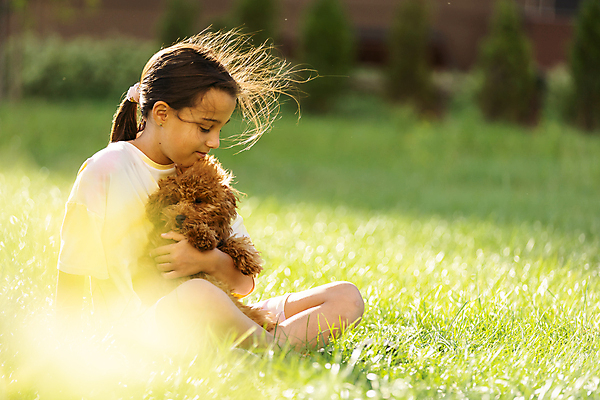 포토 JPG 해외이미지 전신 여자 행복 어린이 안기 놀이 바람 한명 잔디 야외 옆모습 산책 개 소녀한명만 해외202309 해외포토 자연요소 식물 1 감정 뷰포인트 포유류 모션 날씨 휴식 사람 여자한명만 소녀만 파일형식