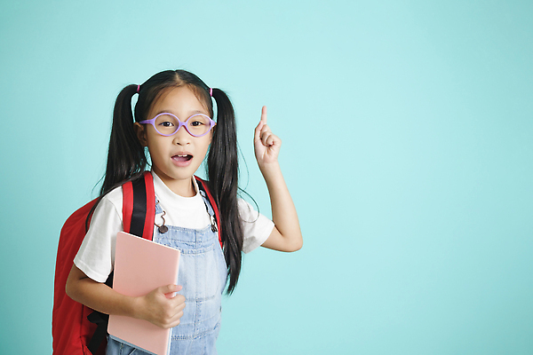 포토 JPG 해외이미지 학생 응시 교육 딸 행복 어린이 통신 교실 학교 수업 거리 주택 실내 한명 사람 학습 스터디 컴퓨터 교사 기쁨 개발 소셜 온라인강의 네트워킹 해외202309 해외포토 직업 1 시선 감정 가족 내부 건물 전자제품 네트워크 강의 파일형식 언택트