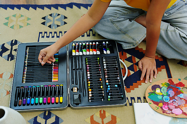 포토 JPG 해외이미지 여자 색연필 한명 들기 앉기 동양인 성인 취미 앞모습 미술도구 하반신 그리기 팔레트 그림 화가 파스텔 보드마카 성인여자한명만 해외202309 해외포토 직업 1 뷰포인트 모션 학용품 사람 인종 펜 오브젝트 여자한명만 성인여자만 파일형식