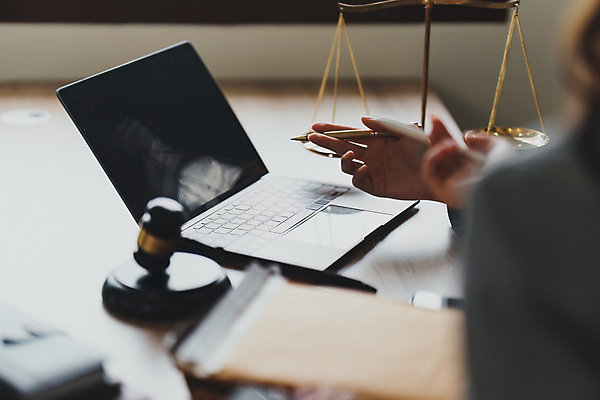 포토 JPG 해외이미지 백인 직업 여자 행복 컨셉 비즈니스 사업가 성공 직장 사람 정장 성인 사람없음 금융 컴퓨터 사무실 뷰티 업무 비즈니스우먼 자신감 상담원 종업원 책상 경영자 문서 법 법관 공정 판결 법원 변호사 경영 법정 해외202309 해외포토 서양인 옷 감정 가구 회사 경제 전자제품 작업 직장인 사무원 법률가 리더 파일형식