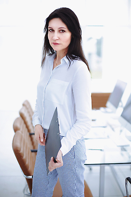 포토 JPG 해외이미지 백인 모델 직업 응시 여자 행복 감정 회사 비즈니스 사업가 성공 노동자 한명 사람 성인 사무실 뷰티 흰색 표현 잡기 업무 비즈니스우먼 자신감 종업원 동료 경영자 긍정 비서 내추럴 경영 해외202309 해외포토 서양인 1 시선 컬러 컨셉 관계 모션 작업 직장인 리더 파일형식