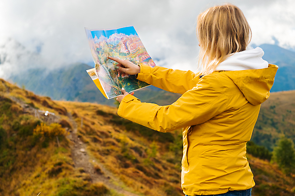 포토 JPG 해외이미지 라이프스타일 여행 지도 자연 하늘 휴가 산 한명 서기 사람 태양 여행객 환경 놀람 이탈리아 산책 하이킹 자유 투명 알프스 산악지대 백패커 절정 해외202309 해외포토 자연요소 1 감정 유럽 컨셉 모션 레저 휴식 표정 생활 생태계 파일형식