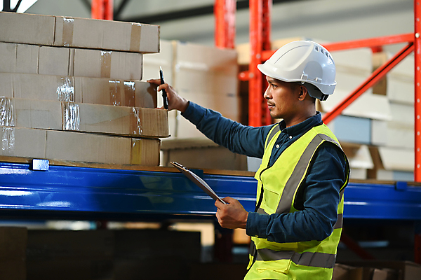 포토 JPG 해외이미지 남자 노동자 선반 한명 들기 성인 옆모습 상자 펜 작업장 안전모 확인 물류 물류창고 안전조끼 성인남자한명만 물류센터 해외202309 해외포토 직업 1 산업 뷰포인트 가구 모션 사람 필기구 헬멧 안전장비 창고 남자한명만 성인남자만 파일형식