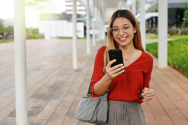 포토 JPG 해외이미지 백인 학생 손 행복 안경 비즈니스 건축양식 아침 모바일 한명 미소 웃음 사람 스마트폰 핸드폰 도시풍경 독서 뷰티 유행 걷기 맑음 관찰 잡기 도시 메시지 날씬함 스마트 히스패닉 채팅 스타일 카피스페이스 셀룰러 브라질사람 해외202309 해외포토 주간 서양인 1 잡화 건축 감정 컨셉 모션 날씨 표정 풍경 신체부위 전자제품 스마트기기 공백 몸매 파일형식
