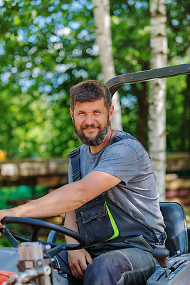 포토 JPG 해외이미지 모래 밭 농업 한명 사람 야외 정원 경작 기계 흙 장비 시골 업무 땅 준비 러시아 트랙터 내추럴 러시아인 밭일 쟁기 해외202309 해외포토 서양인 1 유럽 산업 농사 작업 농기계 특수차량 파일형식