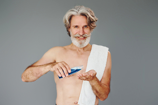 포토 JPG 해외이미지 노년 남자 한명 상반신 앞모습 실버라이프 수건 피부관리 턱수염 스킨로션 노인남자한명만 그루밍족 해외202309 해외포토 1 라이프스타일 뷰포인트 수염 사람 성인 위생용품 뷰티 화장품 남자한명만 노인남자만 파일형식