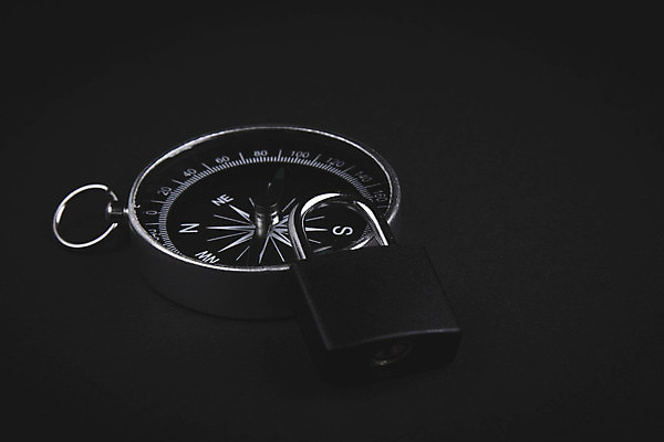 포토 JPG 해외이미지 여행 백그라운드 컨셉 비즈니스 교통시설 휴가 안전 사람없음 여행객 자유 금지 깃발 보호 나침반 심볼 잠금 보안 여권 법 그만 대패 전국 제어 이민 국경 해외202309 해외포토 교통 이동 사람 시설 파일형식