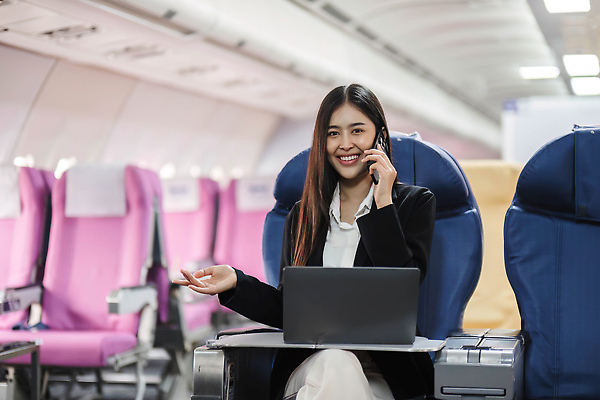 포토 JPG 해외이미지 여자 의자 비행기 한명 앉기 동양인 상반신 성인 앞모습 노트북 스마트폰 업무 승객 통화 기내 성인여자한명만 해외202309 해외포토 1 뷰포인트 가구 항공교통 모션 대중교통 사람 인종 전자제품 핸드폰 스마트기기 작업 공공장소 여자한명만 성인여자만 파일형식