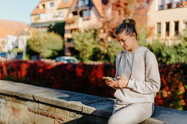 포토 JPG 해외이미지 학생 라이프스타일 옷 공원 행복 음악 컬러 잎 통신 자연 모바일 갈색머리 한명 사람 앉기 야외 스마트폰 핸드폰 컬러풀 금발 뷰티 갈색 유행 맑음 산책 활발 청바지 잡기 무선전화기 밀레니얼 해외202309 해외포토 식물 1 헤어스타일 공공시설 감정 컨셉 바지 모션 날씨 문화예술 휴식 생활 경제 전자제품 스마트기기 전화기 생태계 파일형식