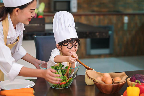 포토 JPG 해외이미지 여자 남자 어린이 실내 요리 들기 동양인 소년 상반신 성인 두명 앞모습 옆모습 주방 즐거움 주걱 해외포토 감정 뷰포인트 모션 주방용품 사람 인종 내부 파일형식