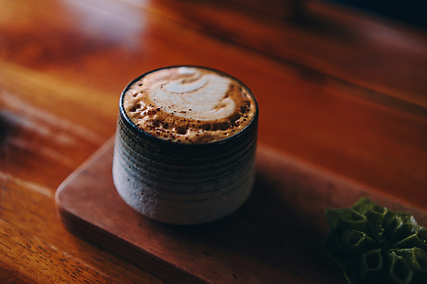 포토 JPG 해외이미지 접시 커피 음료 음식 탁자 아침 휴식 건강 사람없음 목재 컵 갈색 상점 초콜릿 거품 카페 우유 머그컵 신선 뜨거움 도자기 달콤 맛 아침식사 설탕 굽기 컵받침 크림 아로마 바리스타 향 카푸치노 카페테리아 에스프레소 라떼 모카 카페인 해외202309 해외포토 주간 나무 직업 식기 컬러 가구 컨셉 재료 디저트 유제품 식사 구이 받침대 파일형식