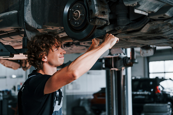 포토 JPG 해외이미지 남자 자동차 한명 상반신 성인 옆모습 기계 작업 기술자 수리 고장 열정 정비공 교체 자동차정비 정비소 성인남자한명만 해외202309 해외포토 직업 1 감정 육상교통 뷰포인트 사람 남자한명만 성인남자만 파일형식