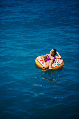 포토 JPG 해외이미지 라이프스타일 여자 수영복 행복 바다 여행 백그라운드 자연 휴가 휴식 안테나 한명 사람 물 파란색 비키니 금발 태양 뷰티 유행 수영 스파 자유 반지 원형 선탠 만화 휴양지 터키석 파라다이스 해외202309 해외포토 자연요소 도형 1 헤어스타일 옷 감정 컬러 컨셉 장신구 통신 생활 장소 수상스포츠 보석 생태계 파일형식