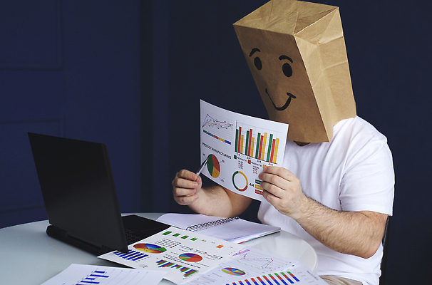 포토 JPG 해외이미지 백인 직업 감정 인터넷 비즈니스 포장 사업가 통신 회의 그래프 노동자 직장 실내 한명 미소 사람 앉기 노트북 컴퓨터 업무 비즈니스맨 컨테이너 문서 부름 패키지 온라인 동영상 이모티콘 영상통화 프리랜서 웨비나 해외202309 해외포토 서양인 1 남자 산업 회사 모션 표정 내부 전자제품 작업 직장인 통화 세미나 파일형식 언택트