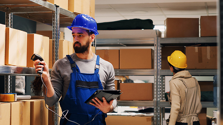 포토 JPG 해외이미지 백인 여자 남자 노동자 실내 들기 상반신 성인 두명 앞모습 뒷모습 상자 작업 안전모 물류창고 스캐너 체크리스트 성인만 해외202309 해외포토 서양인 직업 뷰포인트 모션 사람 내부 헬멧 안전장비 창고 파일형식