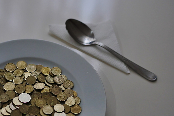 포토 JPG 해외이미지 식기 접시 탁자 사람없음 금융 금속 디지털 식당 저축 유로 먹기 가득함 만들기 전자 해외202309 해외포토 가구 돈 모션 재질 경제 상점 파일형식