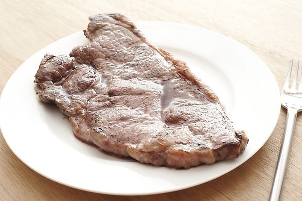 포토 JPG 해외이미지 접시 백그라운드 재료 실내 건강 육류 스테이크 요리 사람없음 가로 주방 소고기 흰색 닫기 맛 그릴 상품 굽기 단백질 정육점 핸드메이드 해외202309 해외포토 식기 컬러 컨셉 식재료 모션 주방용품 서양음식 내부 상점 구이 영양소 파일형식