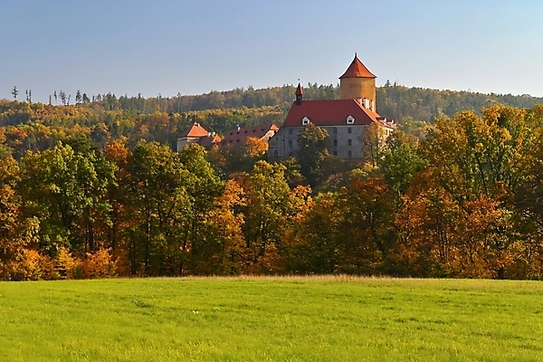포토 JPG 해외이미지 계절 유럽 벽 컬러 여행 백그라운드 잎 오렌지 건축양식 자연 하늘 사람없음 야외 건물 빛 컬러풀 태양 뷰티 노란색 교회 여행객 탑 일몰 성 중세 역사 숲 언덕 체코 천연기념물 고딕 랜드마크 모라비아 해외202309 해외포토 자연요소 식물 건축물 건축 나라 과일 종교건축 사람 노을 생태계 파일형식