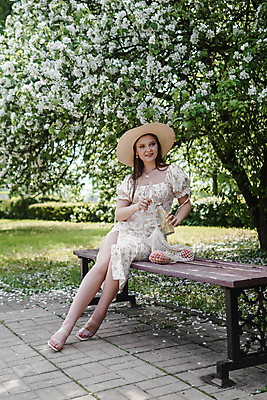 포토 JPG 해외이미지 전신 공원 여자 꽃 잎 벤치 목걸이 한명 앉기 성인 야외 귀걸이 봄 밀짚모자 쉬폰원피스 성인여자한명만 네트백 해외202309 해외포토 식물 모자_잡화 1 계절 원피스 공공시설 의자 가방 장신구 모션 사람 여자한명만 성인여자만 파일형식