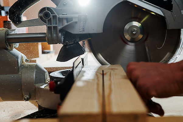 포토 JPG 해외이미지 직업 손 남자 산업 가구 탁자 기술 실내 한명 안전 목재 힘 기계 장비 기구 공구 업무 원형 칼날 작업실 제조 감독 널 자르기 목수 책상 먼지 목공예 잡동사니 주인 건축업자 공예가 돌리기 수목 조작 해외202309 해외포토 도형 나무 1 건축 생활용품 재료 모션 사람 내부 신체부위 도구 작업 공예 파일형식